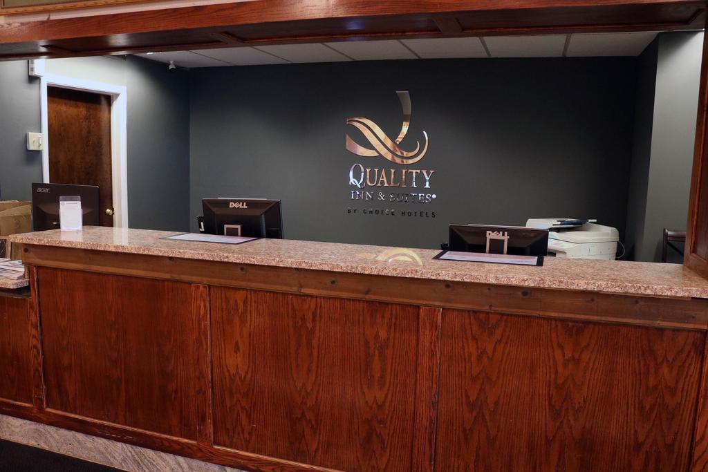 Quality Inn & Suites Palm Island Indoor Waterpark Batavia Εξωτερικό φωτογραφία